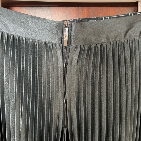 NWT Ted Baker Silk Pleated Midi Skirt Green Size 0- US2 - Picture 3 of 6